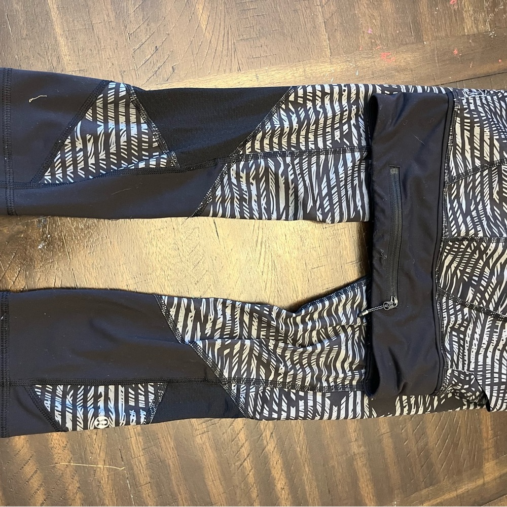 Lululemon Black and White Patterned Leggings - women’s size 2
